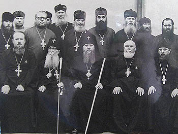 Монашеская община в Грузии, второй слева (сидит) схимитрополит Серафим (Мажуга)